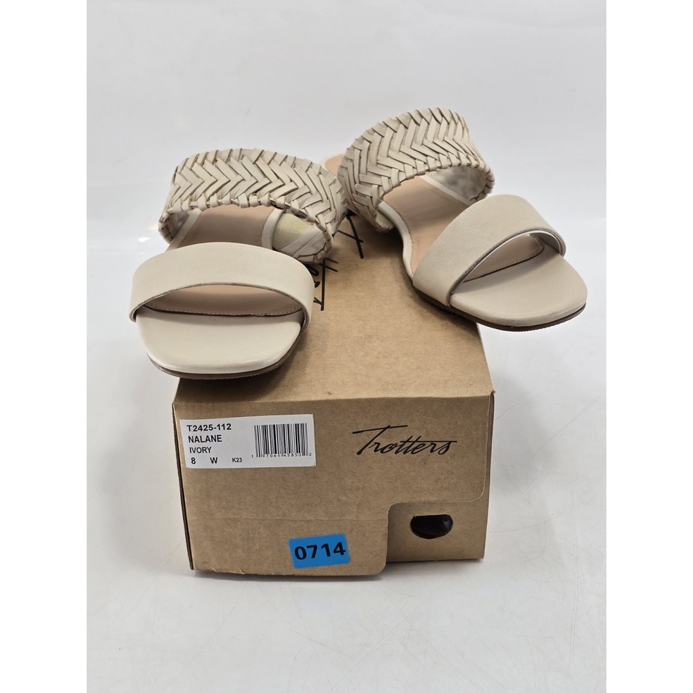 NIB Trotters Women's Nalane Sandals - Color Ivory - Size 8 Wide